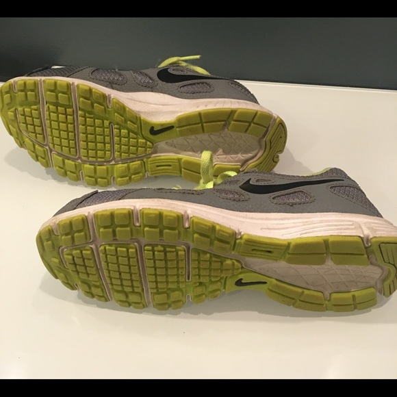 Girl’s Nike Revolution 2 running sneakers size 3.5 - Picture 3 of 3